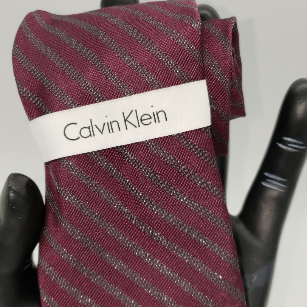 CALVIN KLEIN MAN TIE.